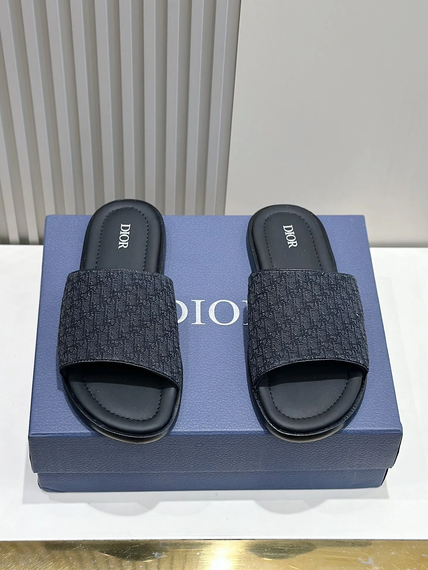 P320 Dior Alias ​​Men's Genuine Leather Slippers This Alias ​​sandal is new for summer, showing casual and elegant style. Carefully crafted from grained cow leather and Oblique printed fabric, with cowhide lining! Cross strap design. The imported cowhide leather and rubber sole adds sophistication and comfort, while Oblique print-effect anti-slip panels add style. Size: 39-44 (customized at 38.45)